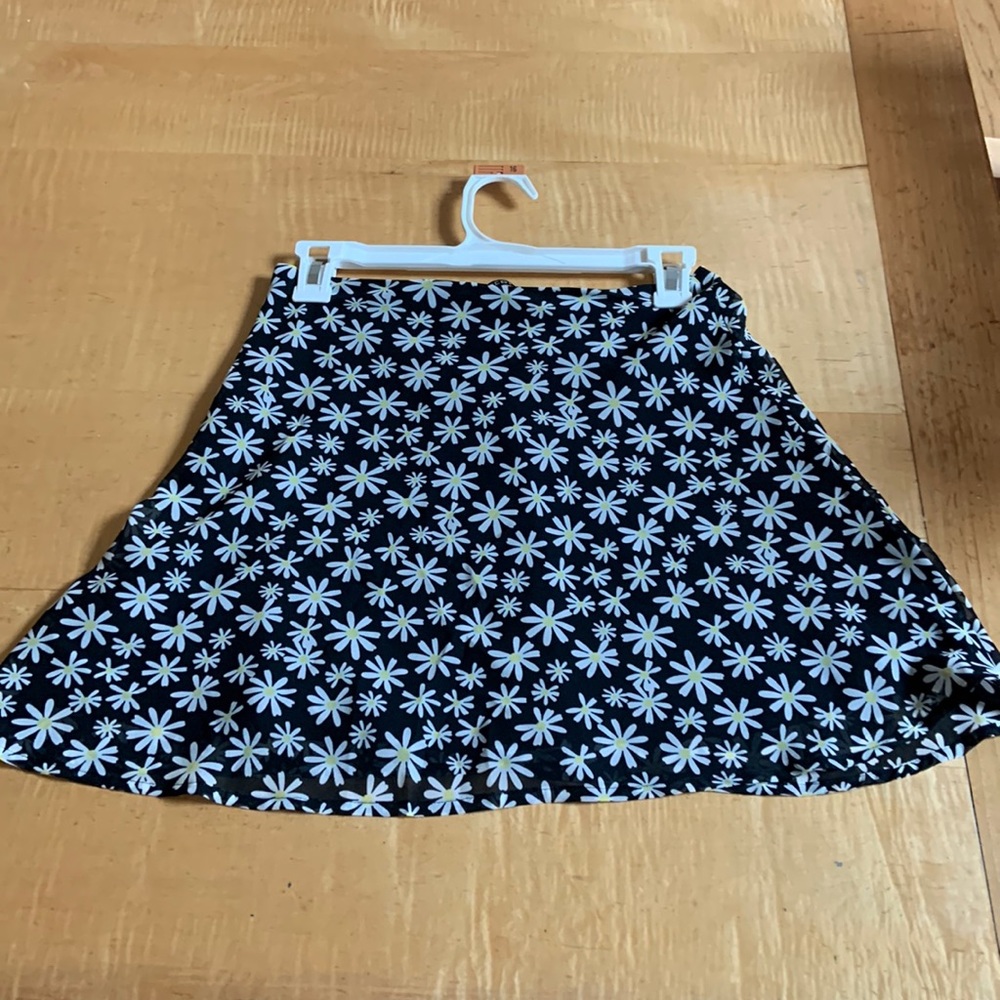 Divided H&M daisy skirt